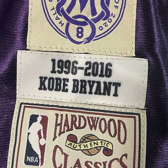 Mitchell & Ness HOF #24 Kobe Bryant Los Angeles Lakers 1996-2016 - Picture 4 of 6